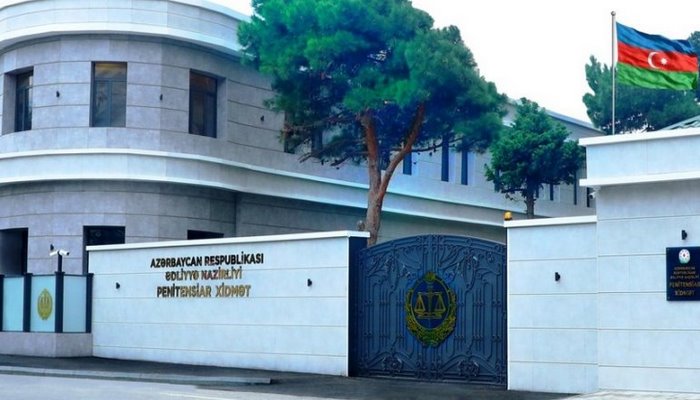 Azyaşlı qızın cibində məhkuma narkotik keçirməyə çalışan qadın saxlanıldı