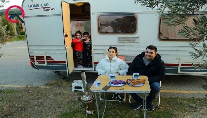 Азербайджанская семья путешествует в доме на колесах