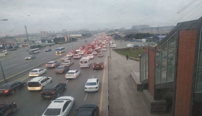 На трассе Баку-Сумгайыт вновь образовалась пробка