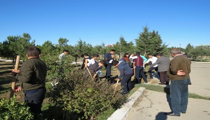 К акции под девизом «Посадим каждый по дереву, сохраним эту традицию!» подключились и школьники