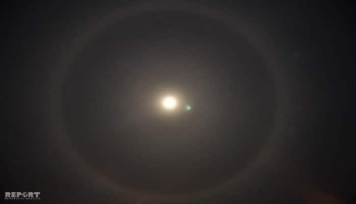 В небе над Азербайджаном появилось лунное гало