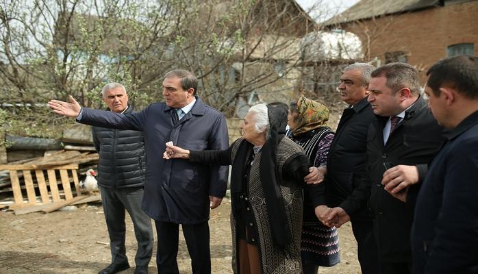 Niyazi Bayramov vətəndaşların müraciətlərinə baxıb