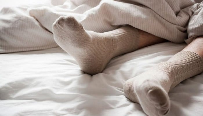 Yayda belə yatanda ayağınızda corab olsun – Corabla yatmağın faydaları