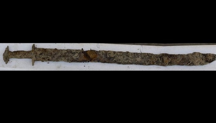 8-летняя шведка нашла в озере древний меч. Ему 1500 лет