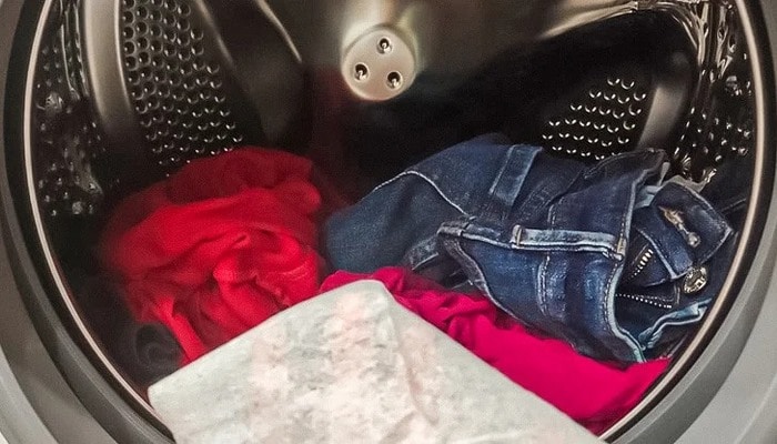 Положите влажную салфетку в стиральную машину! Это сэкономит вам много времени!