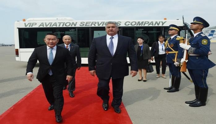 Президент Монголии прибыл с рабочим визитом в Азербайджан