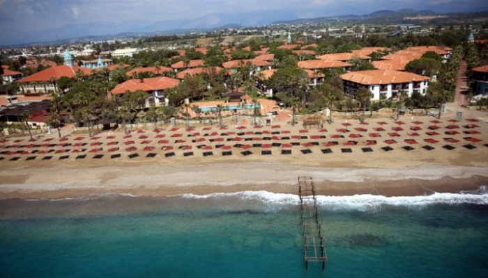Turizmin başkenti Antalya'nın dünyaca ünlü sahilleri ıssız kaldı