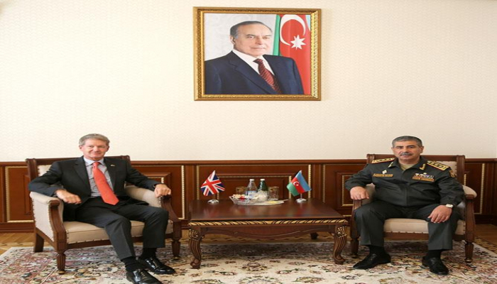 Министру обороны Азербайджана представлен новый военный атташе Великобритании