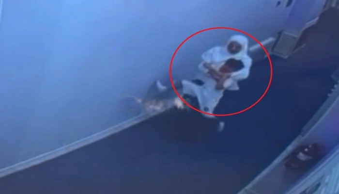 Bakıda daha bir bağçada QALMAQAL: Dayə uşağın boğazından tutub qaldırdı