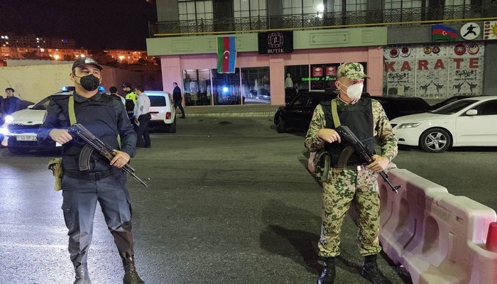 Bakıda polis komendant saatını pozan avtomobilə xəbərdarlıq atəşi açıb