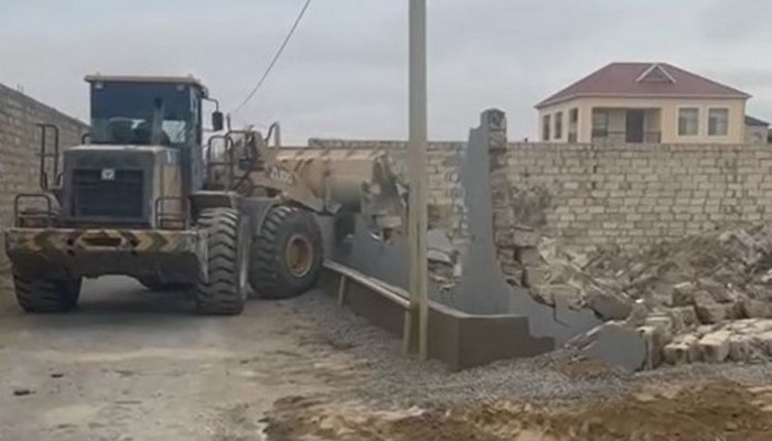 Bakıda qanunsuz tikili söküldü