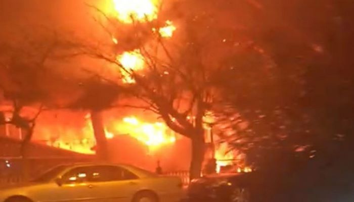 Bakıda restoran yanır: Avtomobillərin hərəkəti dayanıb