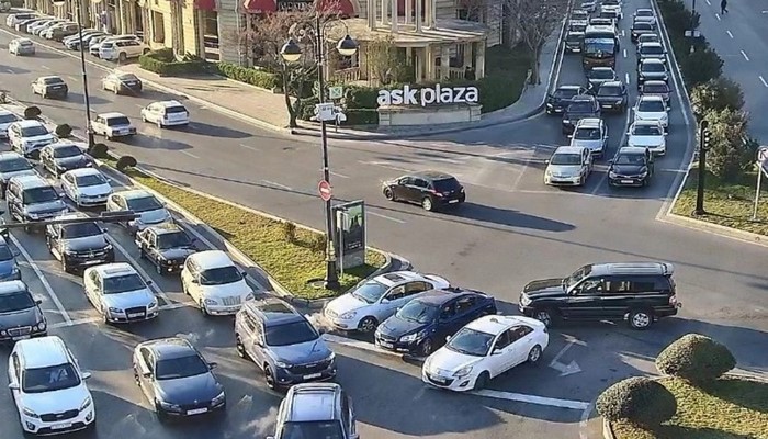 Bakıda tıxac yaranan yolların adları açıqlanıb