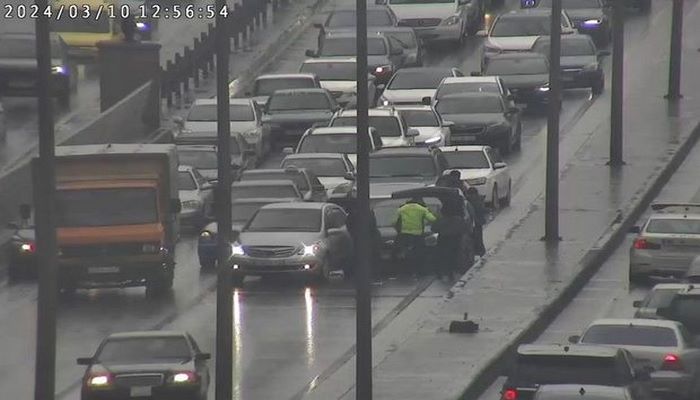 Bakıda yol-nəqliyyat hadisəsi tıxac yaradıb