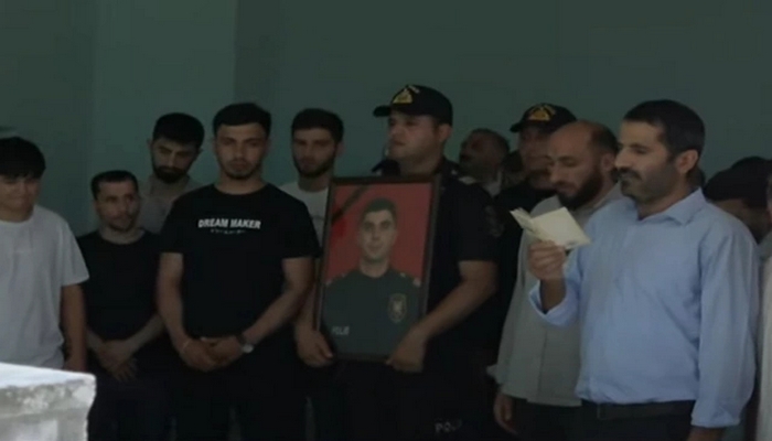 Bakıdakı silahlı insidentdə qətlə yetirilən polislərdən biri dəfn edilib