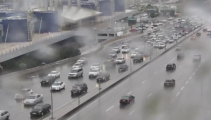 Bakının bir sıra yollarında nəqliyyatın hərəkəti çətinləşib