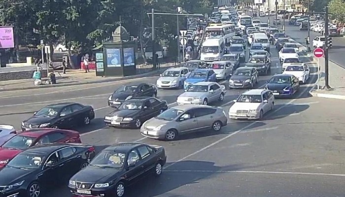 Bakının bir sıra yollarında nəqliyyatın sıxlığı müşahidə edilir