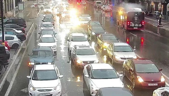 Bakının bir sıra yollarında nəqliyyatın sıxlığı yaranıb