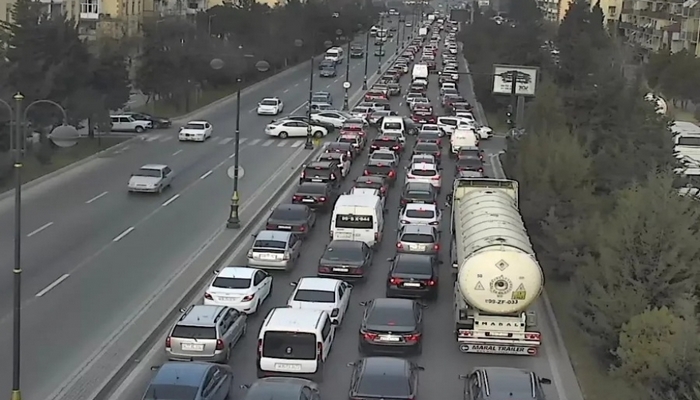 Bakının bir sıra yollarında sıxlıq yaranıb