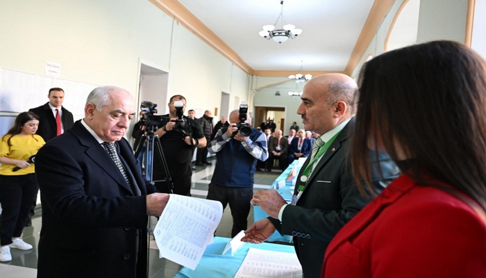 Baş nazir Əli Əsədov bələdiyyə seçkilərində səs verib