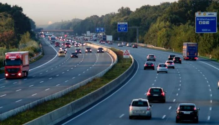 Almaniyada elektrikli avtomobil yolu ilk dəfə sınaqdan keçirilib