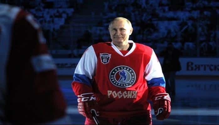 Putin Qırmızı meydanda hokkey oynadı