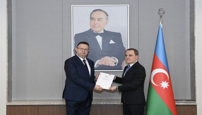 Belarusun yeni səfiri etimadnaməsinin surətini Ceyhun Bayramova təqdim edib