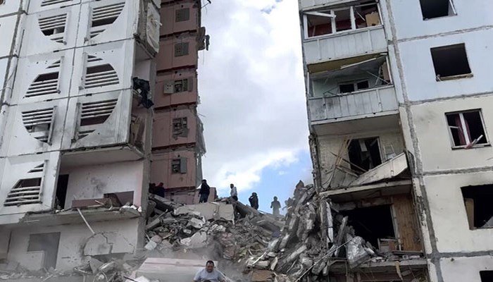 Belqorodda çoxmərtəbəli yaşayış binasına mərmi düşdü - Yaralılar var