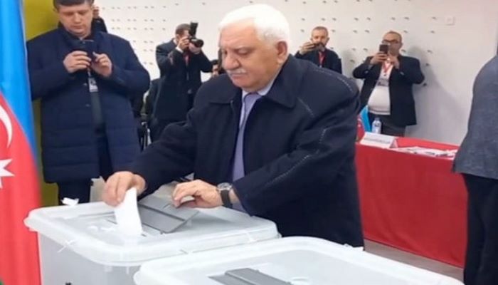 Bəylər Eyyubov Şuşada səs verdi - VİDEO