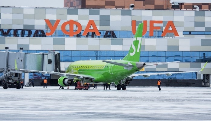 Самолет, летевший из Баку в Сургут, вынужденно сел в Уфе