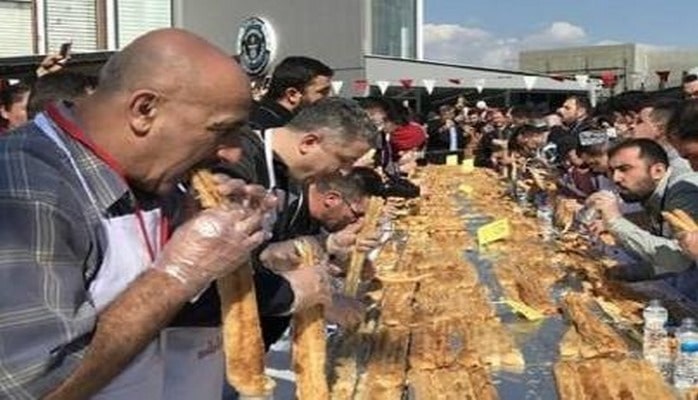 10-метровый пирог съели в Турции 