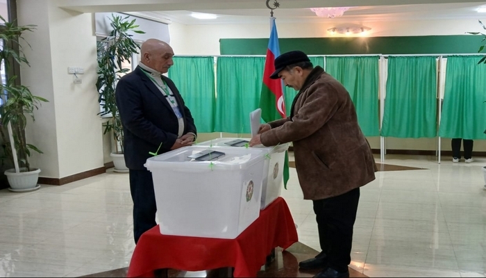 Binəqədi 8 saylı birinci seçki dairəsinin 11 saylı məntəqəsində seçici fəallığı müşahidə olunur