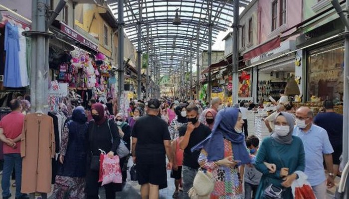 Bursa'da 'maskesiz ve mesafesiz' bayram alışverişi