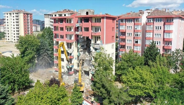 Büyükçekmece'de risk taşıyan binaların yıkımı sürüyor