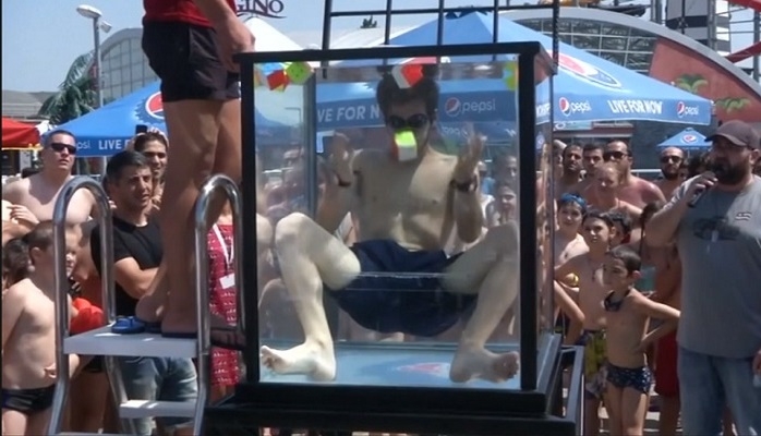 Su altında Rubik kubları yığmaq üzrə rekord qırıldı