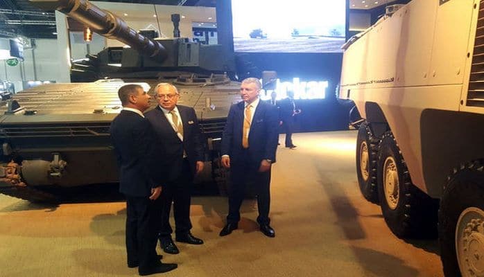 Zakir Həsənov BƏƏ-də müasir döyüş texnikasına baxdı