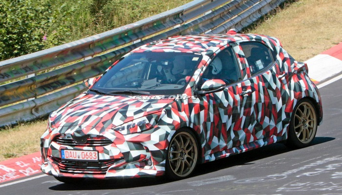 Обновленный Toyota Yaris впервые появился на фото в Сети