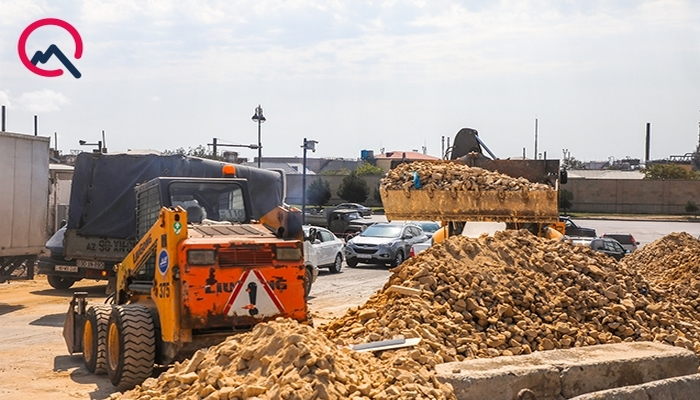 Dərs başlasa da, bu yol hələ də təmir olunur