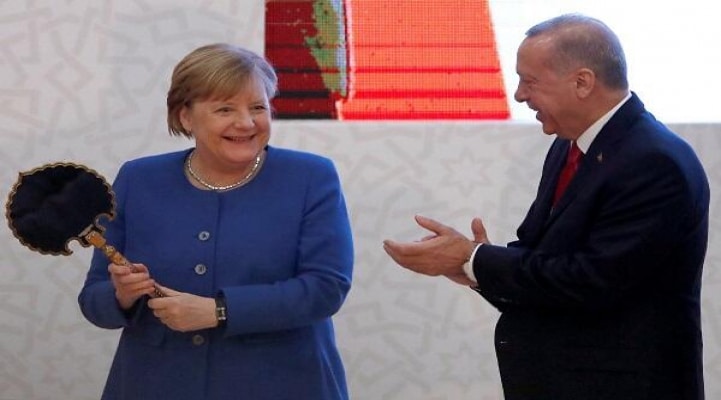 Эрдоган вручил Меркель памятные подарки