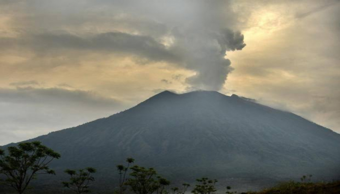 Несколько авиарейсов отменили из-за извержения вулкана на Бали
