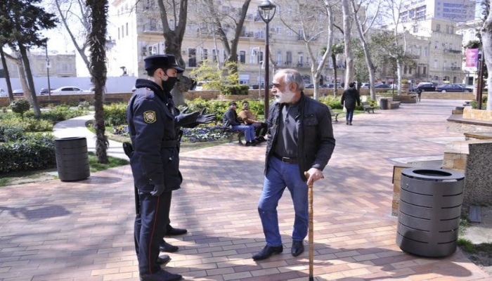 В Азербайджане лиц старше 65 лет, вышедших на улицу, возвращают домой