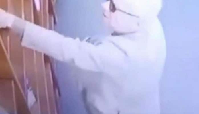 Qəribə hadisə: səfir 10 dollarlıq kitab oğurladı, daha sonra