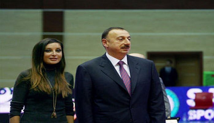 Президент Азербайджана, Первая леди и президенты России и Монголии наблюдают за смешанными командными соревнованиями ЧМ по дзюдо в Баку