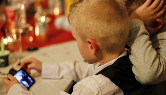 Alimlər smartfonların uşaqlara müsbət və mənfi təsirlərini araşdırdılar
