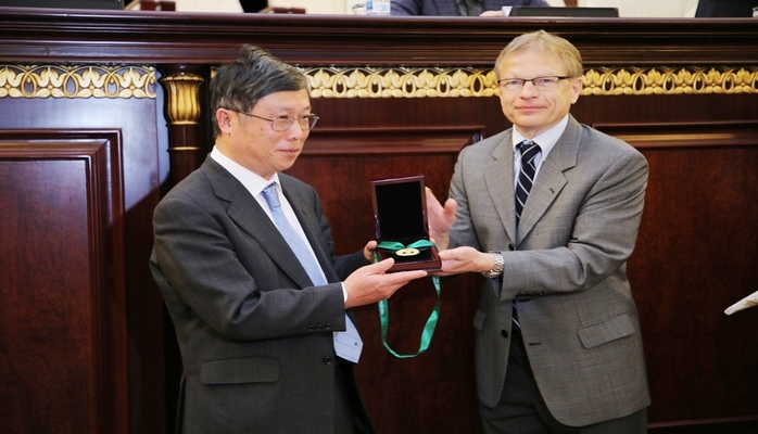 Впервые «Премия имени академика Джалала Алиева» Международного общества по исследованиям в области фотосинтеза была вручена японскому ученому