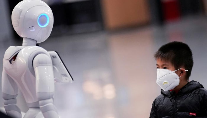 Çində koronavirusa yoluxmuş şəxslərə robotlar qulluq edir