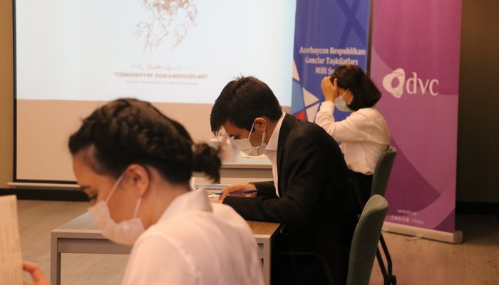 “Cümhuriyyət Parlamentariləri” mövzusunda debat simulyasiyası baş tutub.