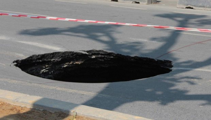 На проспекте Бабека просел асфальт - ВИДЕО