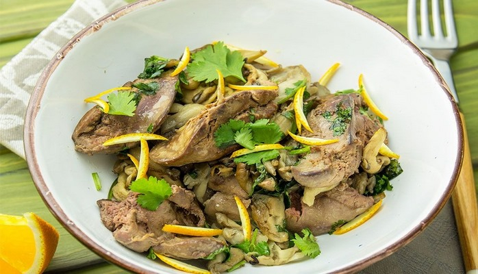 Cалат из куриной печени с апельсином