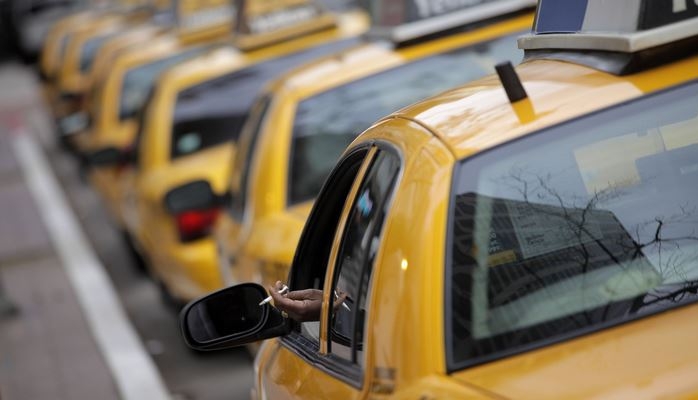 В Азербайджане введут штраф за курение в салоне такси